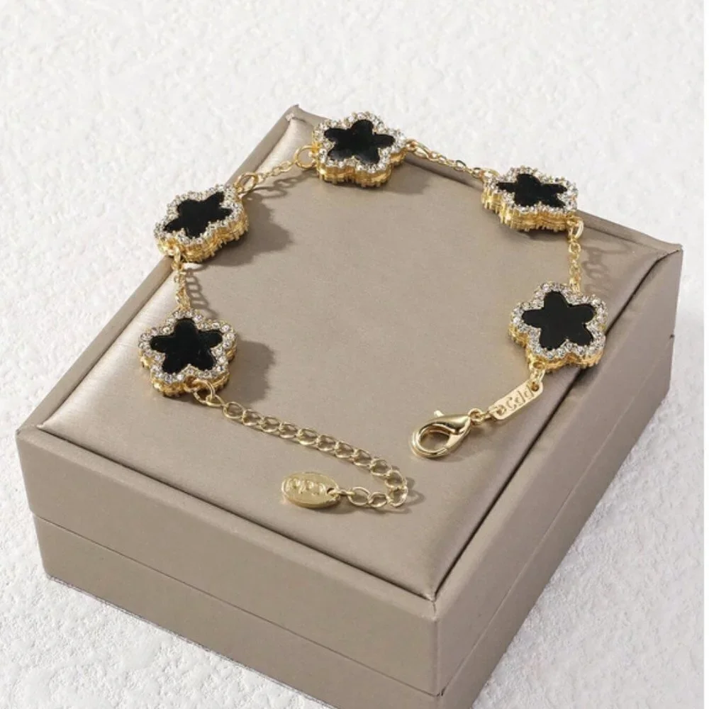 Elegant Five-Leaf Clover Cubic Zirconia bracelet - Picture 4 of 6